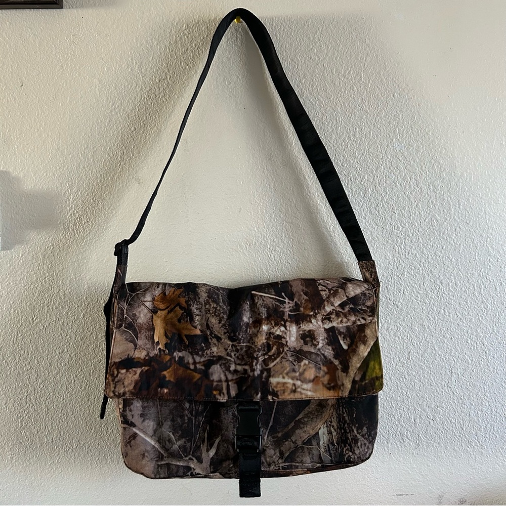 BAGGU Nylon Messenger Bag in Photo Forest